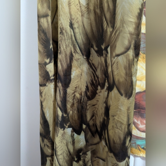 100% viscose, silk feel scarf. Chiffon like material. Feather pattern. Wrap. - Picture 4 of 7